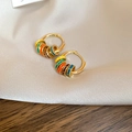 Créoles dorées avec breloques émaillées colorées sur fond de satin élégant - 57# Boucle-Or-Coloré