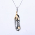Retro roestvrijstalen veerhanger in zilver met gouden aderklauw en logo-embleem - Arendsklauw & Schild Veer Stijl (E0413)