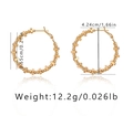 Detailansicht der 18K vergoldeten Creolen mit 4,24 cm Durchmesser und Maßangaben im Bild - Metallblock-Link-Stil (KE0957) / 18K-Gold