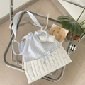 Sac bandoulière rayé bleu avec nœud papillon et détails de cœur à volants - Bleu