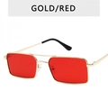 Detailweergave van de goudmetalen zonnebril met levendige rode rechthoekige glazen - Gouden Frame Rode Lenzen