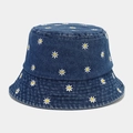Dettaglio del ricamo a margherita sul tessuto denim blu scuro del cappello alla pescatora - Taglia unica / Blu scuro