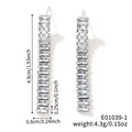 Dettaglio degli orecchini a nappa con cristalli argento con misure 4,9 cm per 0,6 cm - Argento/Base argento zirconia bianca(E01039-1)