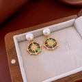 Detail von 18k vergoldeten Perlenohrringen mit Perlmutt-Inlay auf einer Schmuckbox - Gold