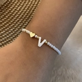 Bracciale in perline di cristallo con ciondolo a cuore dorato e lettera V bianca - Lettera V