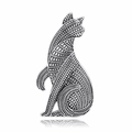 Silberne Vintage-Katzenbrosche mit geometrischen Metallmustern auf weißem Hintergrund - Antik Silber