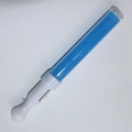 Nahaufnahme eines blauen Glitzer-LED-Leuchtstabs mit weißem Griff auf Weiß - Blau (Mischfarben)