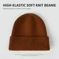 Schicke karamellbraune Beanie-Mütze mit hochelastischem Rippstrick für Damen und Herren - Einheitsgröße / Karamell