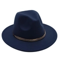 Détail d'un chapeau fedora en laine bleu marine avec un bandeau décoratif perlé - Bleu marine
