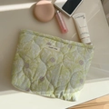 Trousse à maquillage en coton matelassé vert avec motifs floraux et étiquette tissée - Motif Floral Violet à Feuilles Vertes
