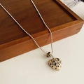 Detailansicht der silbernen Perlenkette mit diamantbesetzter Blume auf Herz-Resin-Anhänger - Gepunktetes Herz Blumenkreuz / Halskette-Weiß-Herz(Punktstein)