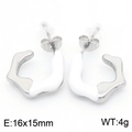 Pendientes plateados en forma de C irregulares con esmalte blanco y cierres de mariposa - Estilo de Ola Irregular de Plata (KE112691-MZOZ)