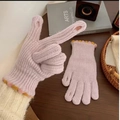 Guanti in lana rosa lavorati a maglia con bordi smerlati gialli su tavolo in legno - Rosa Chiaro