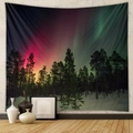 Dettaglio di un arazzo forestale con aurora boreale e scena di neve su una parete di casa - Foresta Innevata dell'Aurora (GT100036) / 73X95CM