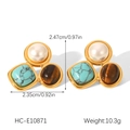 Detail van parel, turquoise en tijgeroog inleg op gouden stalen oorknopjes voor dames - Driekleurige Edelsteen Oorbellen (HC-E10871)