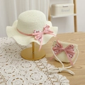 Détail d'un chapeau de paille et sac assorti avec ruban rose et nœud floral pour enfants - Chapeau Blanc Lait + Sac