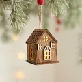 Houten kerstornament met LED-licht, rustiek hangend huisje met decoratieve rode bessen - Houten Hut Type A