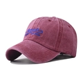 Dettaglio del ricamo blu EST.1993 su un cappellino in cotone lavato bordeaux - Regolabile / Borgogna