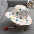 Cappello da sole per bambini beige con giraffe, rete traspirante e fischietto rosso - 50-53cm (2-6 Anni) / Giraffa Foglia d'Acero Beige (Cappello a Secchiello in Mesh)