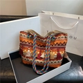 Ethno-Webtasche mit lebhaften Wellenmustern und stilvollen bunten Quastenanhängern - Orange Seil-Stil