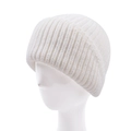 Dettaglio ravvicinato del cappello in maglia a coste bianche con risvolto spesso - Bianco