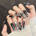 Dunkelblaue Cat-Eye Kunstnägel im Gothic-Stil mit silbernen 3D Mond- und Stern-Elementen - Groß (L)