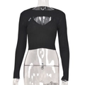 Detail eines schwarzen Rippstrick-Crop-Tops mit langen Ärmeln und Lagen-Design - S / Schwarz