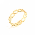Primer plano de un anillo dorado calado con patrones de corazones y acabado brillante - US 6 / Dorado