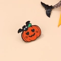 Macro di spilla smaltata di Halloween a forma di zucca con ali di pipistrello e cuori - Spilla Zucca e Pipistrello