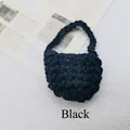 Dettaglio mini borsa nera fatta a mano all'uncinetto con trama a nido d'ape - Nero