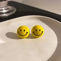Boucles d'oreilles puces smiley jaunes minimalistes avec détails noirs sur plateau - Boucles d'oreilles puces Smiley rondes jaunes