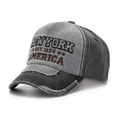 Vista macro del bordado New York 1624 y la visera desgastada en la gorra de patchwork - Talla Única (56-60cm) / Gris Oscuro y Gris Claro (B)