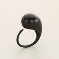 Détail d'une bague noire en acier poli avec un design unique en forme de goutte d'eau 3D - Noir (KR112231-HR)