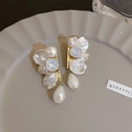 Gros plan de boucles d'oreilles fleuries dorées avec perles sur un plateau gris chic - 15# Boucles d'Oreilles Pétale Strass Perle Cristal Coquille (925 Sterling Silver Earring Post)
