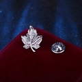 Broche classique en forme de feuille d'érable argentée avec texture métallique détaillée - Feuille d'Érable Argentée