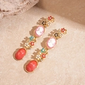 Vue macro de boucles d'oreilles vintage dorées avec camées et pendentifs en résine rouge - Tige en Argent-Or (Boucles d'Oreilles)