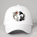 Detailansicht der weißen Baseballkappe mit Koi-Fisch Yin-Yang-Stickerei und Twill-Stoff - Weiß / Einheitsgröße
