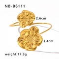 Detailansicht der 18k vergoldeten Sonnenblumen-Anhänger mit feiner Netzstruktur am Armreif - Gold Sonnenblume Offener Stil (NB-B6111) / 18K Gold