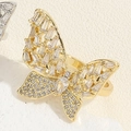 Detailansicht eines verstellbaren Schmetterlingsrings mit goldenen Flügeln und Zirkonia - Einstellbar Offen / Gold asymmetrischer Schmetterling