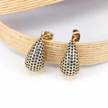 Détail macro de boucles d'oreilles goutte dorées avec cristaux bleus sur corde - Bleu clair