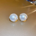 Macro de grandes pendientes de perlas blancas con base circular dorada en metal champán - 51# Perla redonda blanca