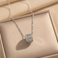 Elegante collana d'argento con pendente a cilindro in cristallo in una scatola regalo - Stile Argento con Lettera Cava (451银色小蛮腰项链)