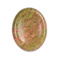 Pierre de pouce ovale en unakite avec texture marbrée verte et rose sur fond blanc - Unakite / 45*35*8mm