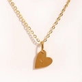 Détail du collier avec pendentif cœur doré gravé de la lettre M sur chaîne fine - Lettre M