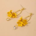 Vue détaillée de boucles d'oreilles fleurs jaunes avec cristaux ronds brillants - Fleur Jaune (Tige en Argent)