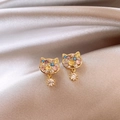 Dettaglio di orecchini a gatto placcati in oro con zirconi su sfondo di seta - Oro (Perno in Argento S925)