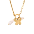 Collana a farfalla dorata con catena asimmetrica e dettagli in perle bianche - Farfalla