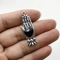 Gotischer silberner Teufelshand-Anhänger mit schwarzem Herz-Charm auf weißem Hintergrund - Stil 2 / Silber Schwarz Herz