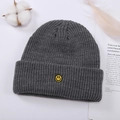 Gorro de invierno de punto gris oscuro con bordado de cara sonriente amarilla y tejido acanalado - Talla única / Gris
