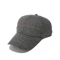 Dettaglio del cappello da baseball pied de poule con strisce rosse e tessuto spesso - Griglia Fine Rossa Nera e Bianca (1)